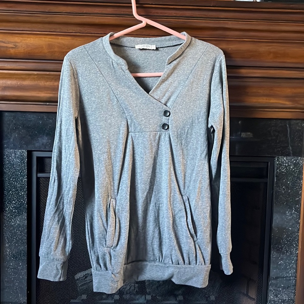 Vivilli T- shirt Top with Vneck, 2 buttons, fitted bottom and pockets.